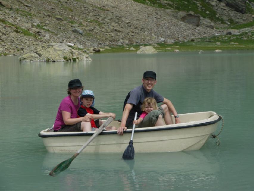 Familienbootsfahrt
